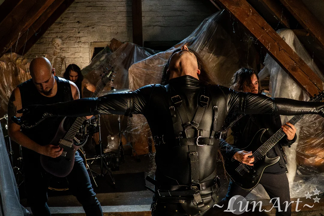 Merry christmas to all of you!! 🖤 
It's time to look back on our year 2025! And what a year it was: Countless ups and downs, but despite all hardships we grew so much and did so many great things. 🔥 W…