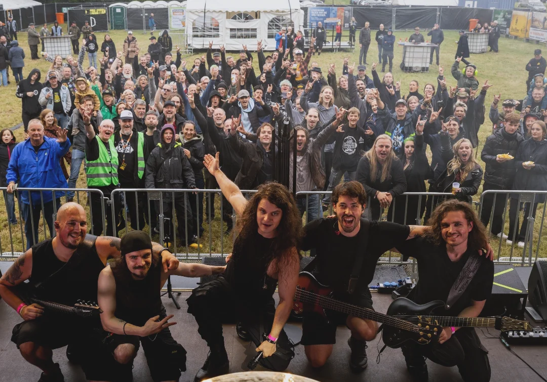 Danke @langeln_open_air !!! 🖤 Es war so unfassbar krass: Heimspiel für unseren Drummer @timon_something , fünf Stunden Anfahrt für den Rest und ein Full-Circle-Moment für @petercinfinite . Das Publiku…