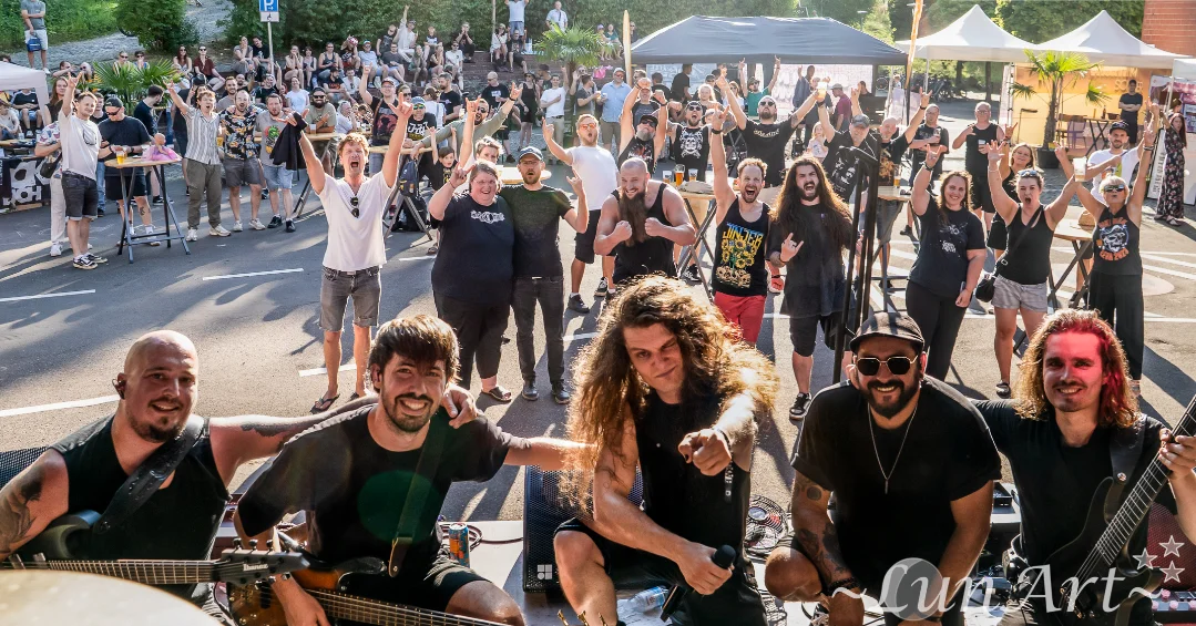 ROCK AM TEICH das war unfassbar (heiß)!!! 🔥🥵
50°C hat das Bühnenthermometer angezeigt. Nie hatten wir einen wärmeren Gig und nie hatten wir Menschen, die trotz dieser Hitze so hart gefeiert und getanz…